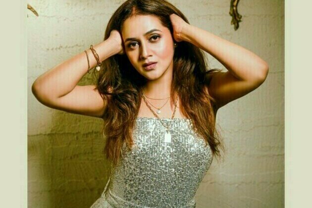 Deepali Sathe's Savera from the new Big B film Uunchai is winning love from masses for celebrating hope and light