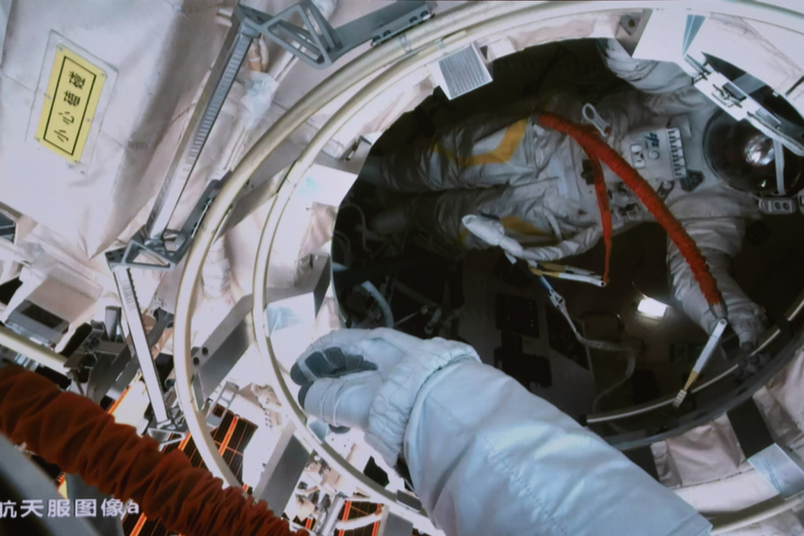(EyesOnSci)CHINA-SHENZHOU-20-CREW-FOURTH EXTRAVEHICULAR ACTIVITIES (CN)