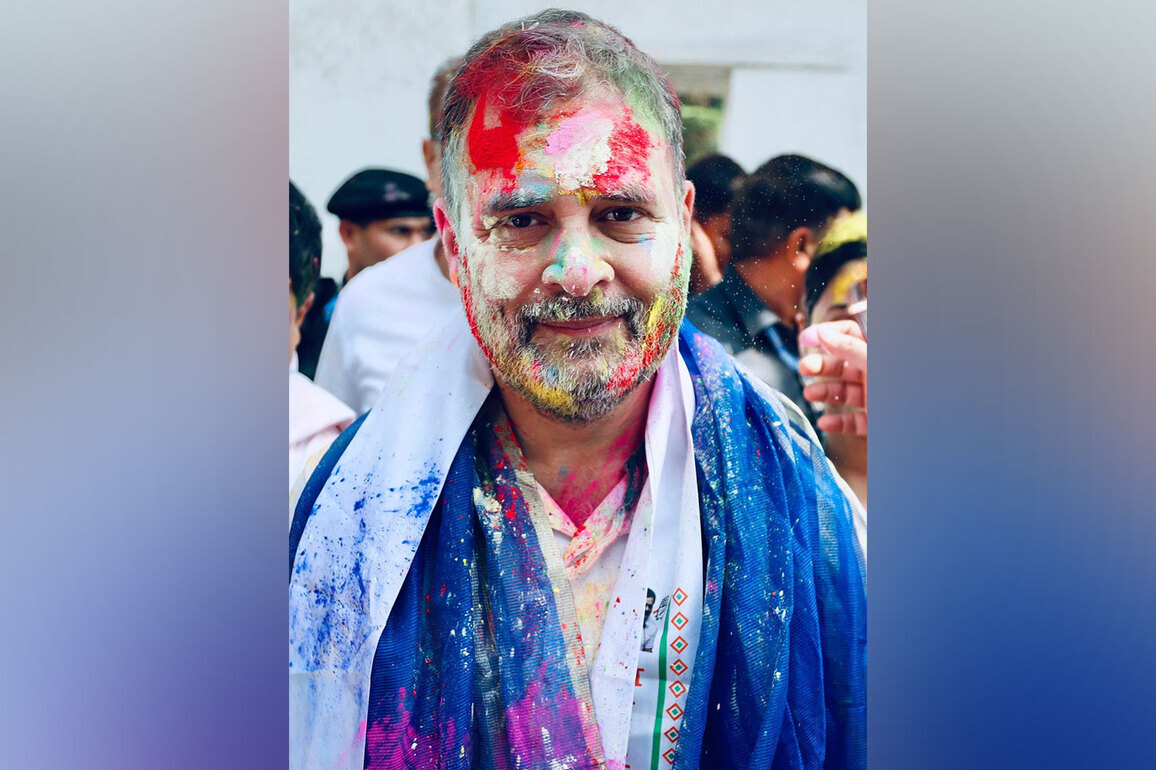 "Nafrat mitaane wali Holi": Rahul Gandhi extends greetings; celebrates with Congress leaders