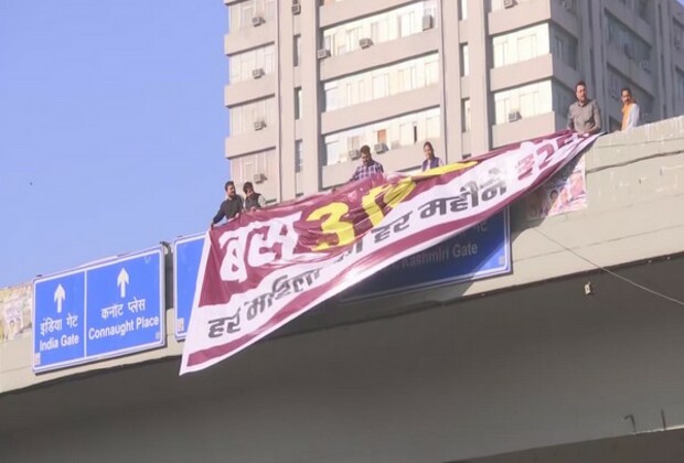 AAP leaders display banner at ITO Flyover to protest against BJP-led Delhi govt over Mahila Samriddhi Yojana