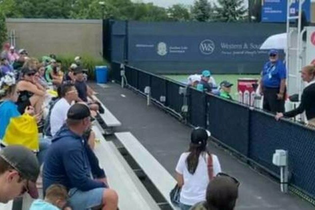 Ukraine gesture sees fan removed from all-Russian tennis match (VIDEO)