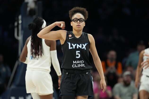 Lynx pull away in third quarter, power past Dream