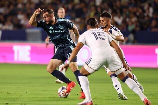 Paul Arriola's late goal off bench helps Sounders earn draw at Galaxy
