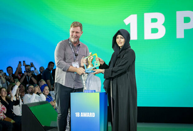 Latifa bint Mohammed awards UK's Simon Squibb with 'One Billion Award' at 1 Billion Followers Summit