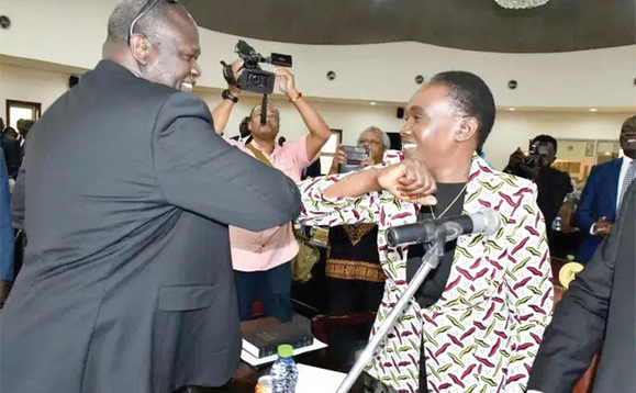 Machar (ku kkono) ng’abuuza mu ngeri y’okwetangira obulwadde bwa Corona. Machar (ku kkono) ng’abuuza mu ngeri y’okwetangira obulwadde bwa Corona.