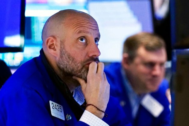 US Stocks Sink on New COVID Variant; Dow Loses 905 Points