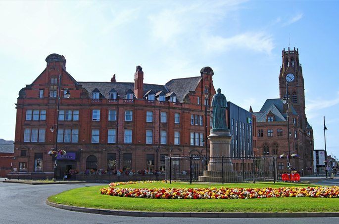 Peter is Shaw 1991 / Shutterstock