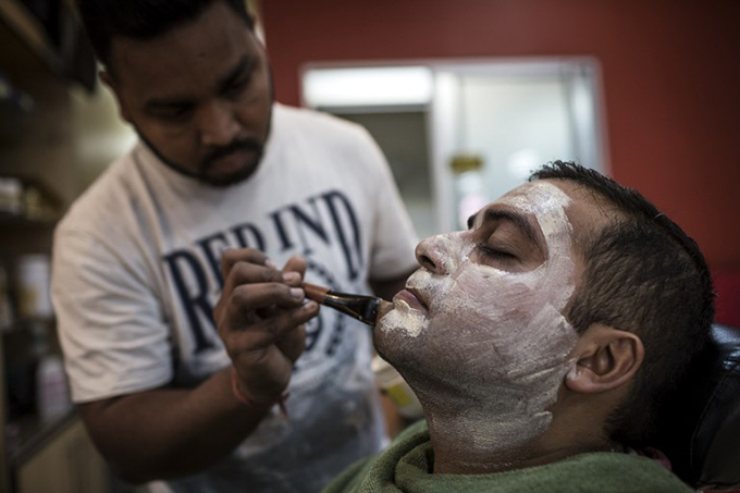 asif halifa applies a mask on imesh hulab as part of a facial which used skin lightening products at the ari air alon in the ordsburg suburb of ohannesburg  hoto