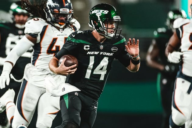 Sam Darnold Returns from Hard Hit to Keep Jets in TNF Game