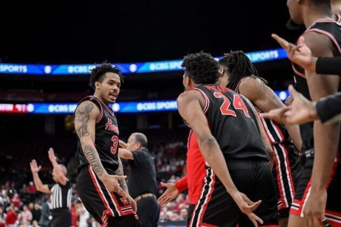 No. 8 Houston snaps No. 14 Arkansas' four-game streak