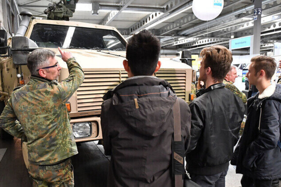 German army invites nearly 200,000 young people to join