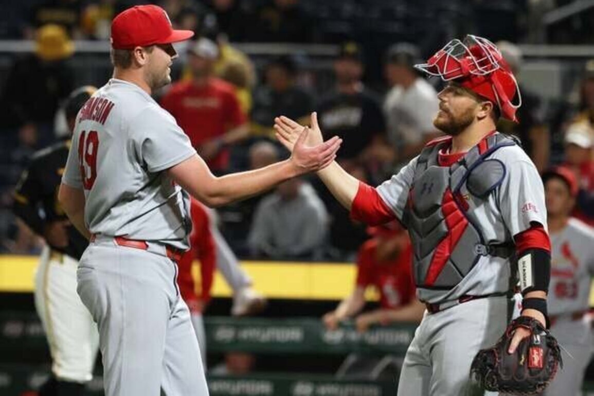 Fresh off offensive outburst, Cards vie for series win vs. Pirates