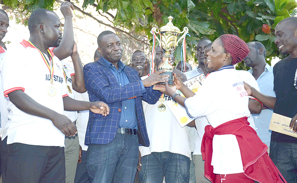 Pulezidenti w'ekibiina ekitwala omuzan0nyo gwa ludo mu Uganda Hussein Kalule (wakati), ng'akwasa abazannyi Rose Nsereko ekikopo kye baawangudde. Pulezidenti w'ekibiina ekitwala omuzan0nyo gwa ludo mu Uganda Hussein Kalule (wakati), ng'akwasa abazannyi Rose Nsereko ekikopo kye baawangudde.
