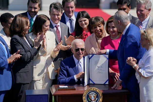 Biden Signs Semiconductor Bill Boosting US Competitiveness