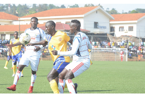 Jasper Aheebwa (ku ddyo) ng'atayiza Muzamiru Mutyaba (wakati). Ku kkono ye Swalik Bebe owa Mbarara City. Jasper Aheebwa (ku ddyo) ng'atayiza Muzamiru Mutyaba (wakati). Ku kkono ye Swalik Bebe owa Mbarara City.