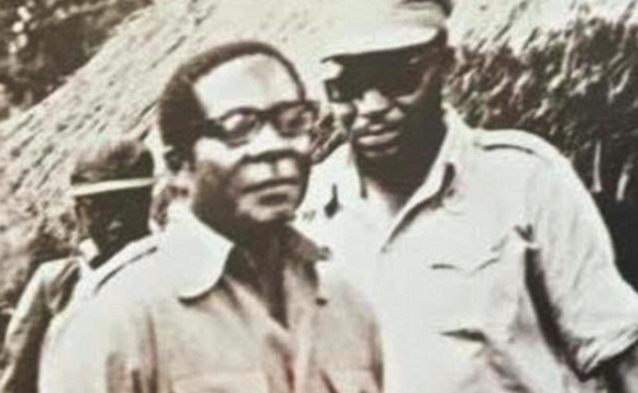 Mugabe (ku kkono) ne Mnangagwa nga bakyali mu nsiko mu myaka gya 1970. Mugabe (ku kkono) ne Mnangagwa nga bakyali mu nsiko mu myaka gya 1970.