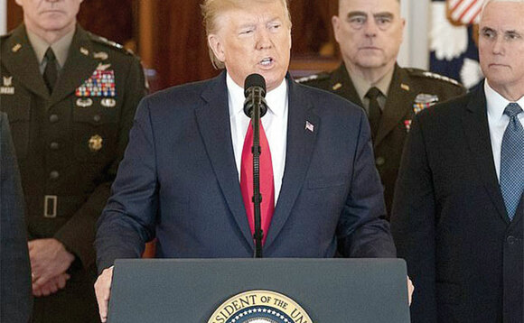 Trump ng’ayogera eri egganga ku ky’azzaako oluvannyuma lwa Iran okukuba mizayiro 22 ku nfo za America mu Iraq. Trump ng’ayogera eri egganga ku ky’azzaako oluvannyuma lwa Iran okukuba mizayiro 22 ku nfo za America mu Iraq.