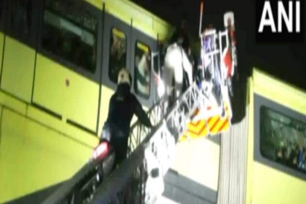 Mumbai Monorail breaks down due to power failure, rescue operations underway