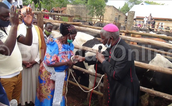 Omusumba w'essaza lya Kiyinda Mityana Joseph Anthony Zziwa nga akwasa abamu ku batuuze ente omwabadde n'ab'enzikiriza ez'enjawulo. Babadde ku kigo e Mirembe Maria EKIF LUKE KAGIRI Omusumba w'essaza lya Kiyinda Mityana Joseph Anthony Zziwa nga akwasa abamu ku batuuze ente omwabadde n'ab'enzikiriza ez'enjawulo. Babadde ku kigo e Mirembe Maria EKIF LUKE KAGIRI