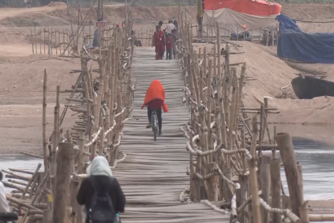 "Government does absolutely nothing about it": Villagers struggle without permanent bridge on Damodar river in West Bengal
