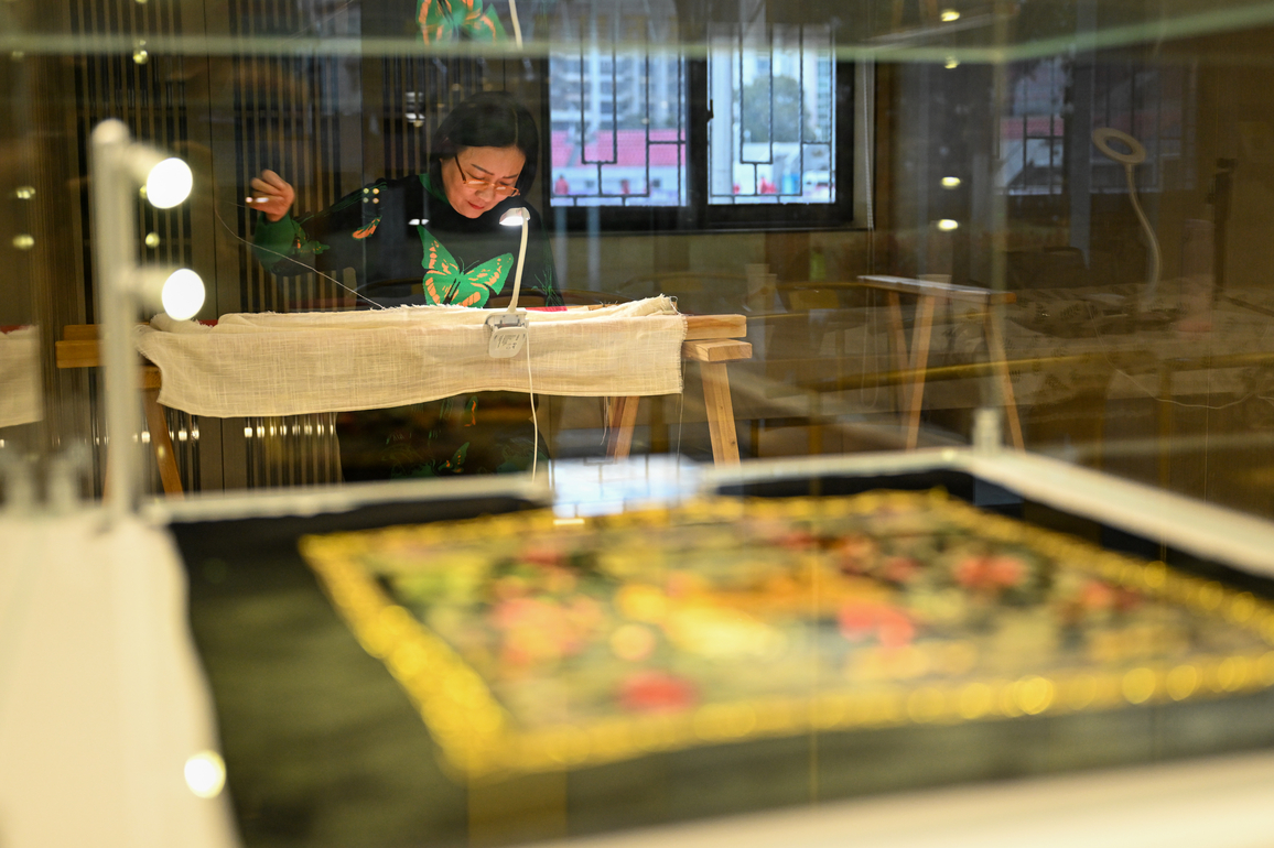 (MASTEROFCRAFTS)CHINA-HUBEI-WUHAN-HAN EMBROIDERY-INHERITOR (CN)
