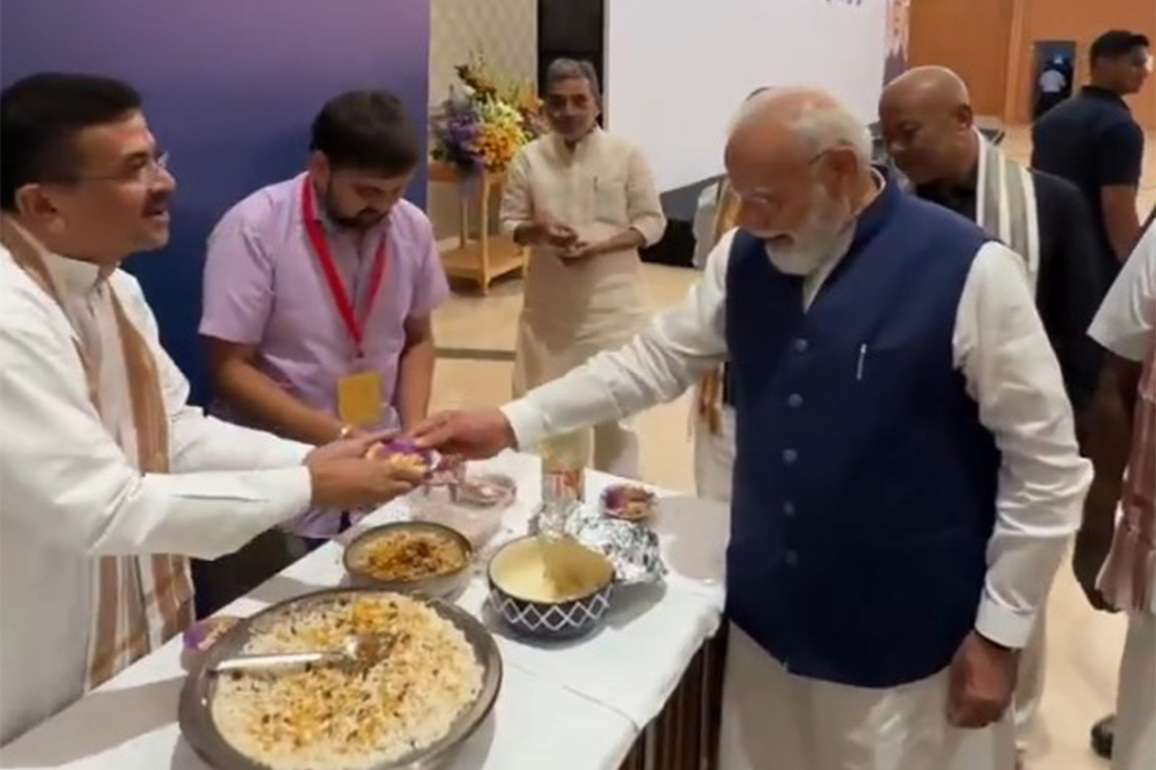 PM Modi shares jhalmuri with NDA leaders as alliance congratulates him on record tenure