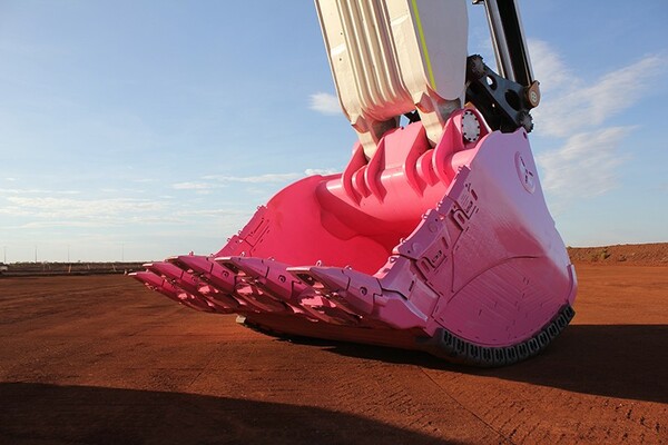 Liebherr and Roy Hill partnership stands out against red Pilbara sands 