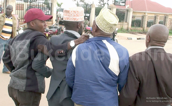 Yagasse babiri ebitogi n’abatwalira mu mulengo. Yagasse babiri ebitogi n’abatwalira mu mulengo.
