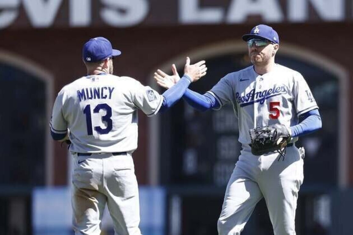 MLB roundup: Dodgers blank Giants on 1 hit to avoid series sweep