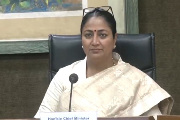 Delhi CM chairs meeting with Health minister, officials; Reviews emergency preparedness