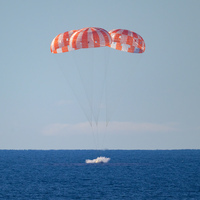 PhotoFlash | NASA's Artemis II splashes down off southern U.S. California coast