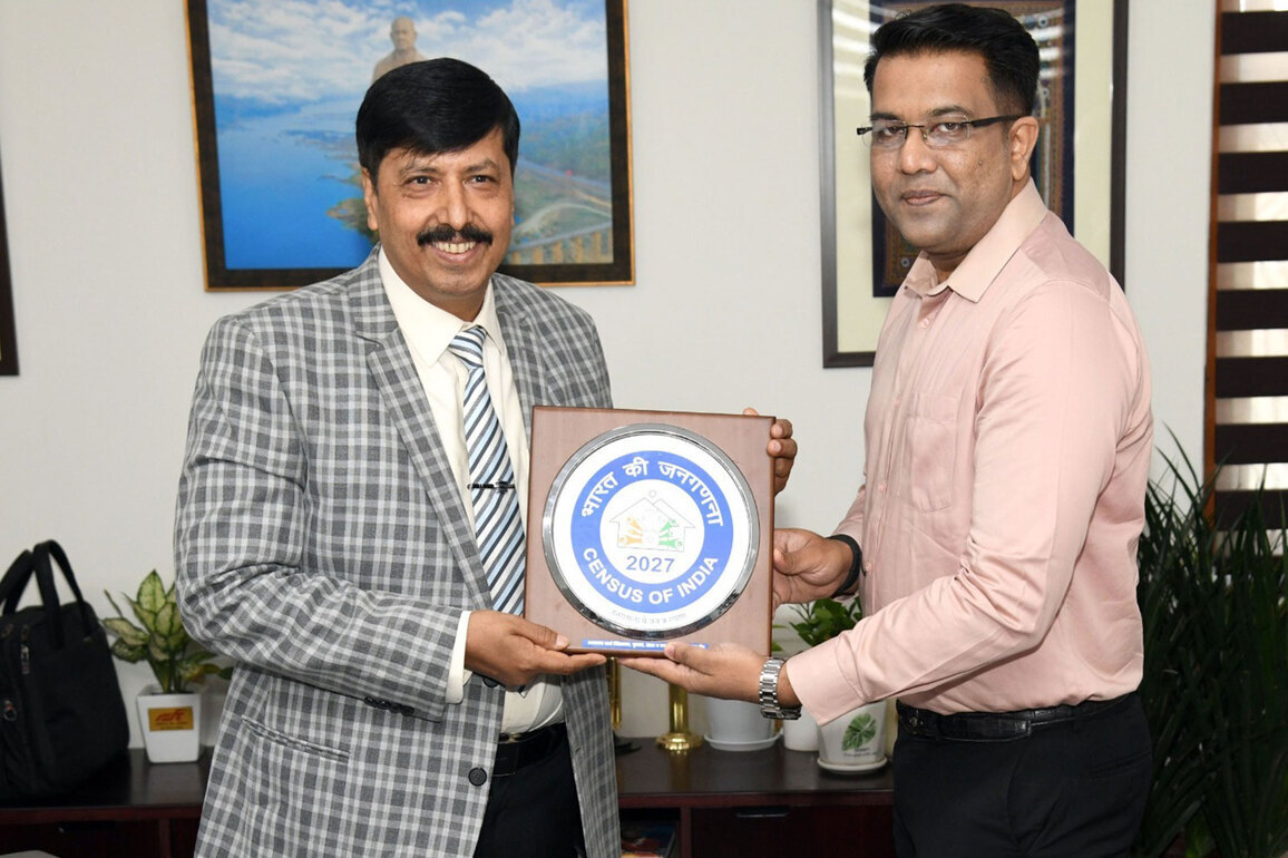 Gujarat Chief Secretary MK Das participates in self-enumeration campaign