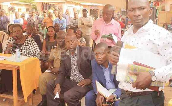 Kirabira (ku kkono) ng’alagira Ssembatya (ku ddyo) okwennyonnyolako. Kirabira (ku kkono) ng’alagira Ssembatya (ku ddyo) okwennyonnyolako.