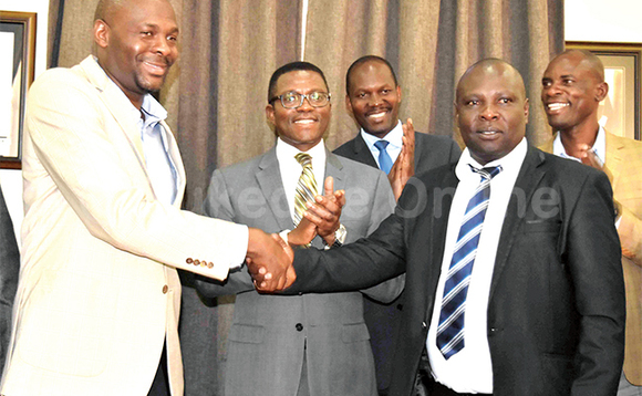 Ka tikkiro (wakati) ng’atabaganya abagagga John Fred Kiyimba Freeman (ku kkono) ne Emmanuel Ssembuusi Butebi (abeesika mu mikono) ng’abakungu abalala bwe beetegereza. Ka tikkiro (wakati) ng’atabaganya abagagga John Fred Kiyimba Freeman (ku kkono) ne Emmanuel Ssembuusi Butebi (abeesika mu mikono) ng’abakungu abalala bwe beetegereza.