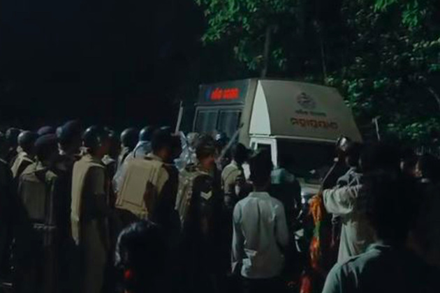 Odisha: Police lathi-charge angry mob after food poisoning death, sparks massive public outrage in Mayurbhanj