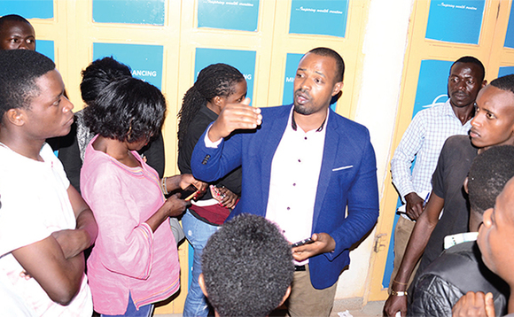 Godfrey Katongole , ssentebe w’abasuubuzi abakolera mu akeedi ng’ayogera n’abamu ku babbiddwa. Godfrey Katongole , ssentebe w’abasuubuzi abakolera mu akeedi ng’ayogera n’abamu ku babbiddwa.