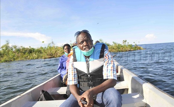 Omubaka Migadde ng'ayogera emabega kye kitundu ky'ekisamba ekiri ku nnyanja e Buvuma ekiseeyeeya okugenda e Jinja. Omubaka Migadde ng'ayogera emabega kye kitundu ky'ekisamba ekiri ku nnyanja e Buvuma ekiseeyeeya okugenda e Jinja.