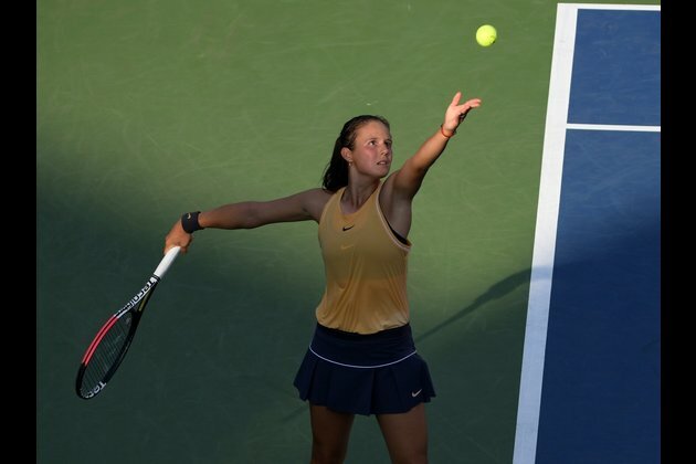 Azarenka aids injured opponent in Rome