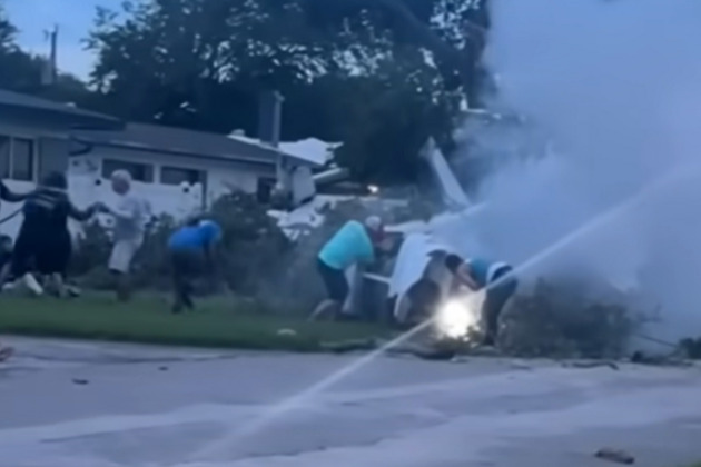 Off-duty Fla. officers, neighbors aid in rescue of family in plane crash