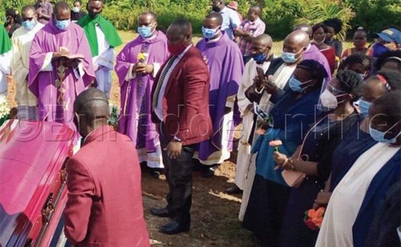Bafaaza nga basabira Dr. Kigonya ( mu katono e Kajjansi. Bafaaza nga basabira Dr. Kigonya ( mu katono e Kajjansi.