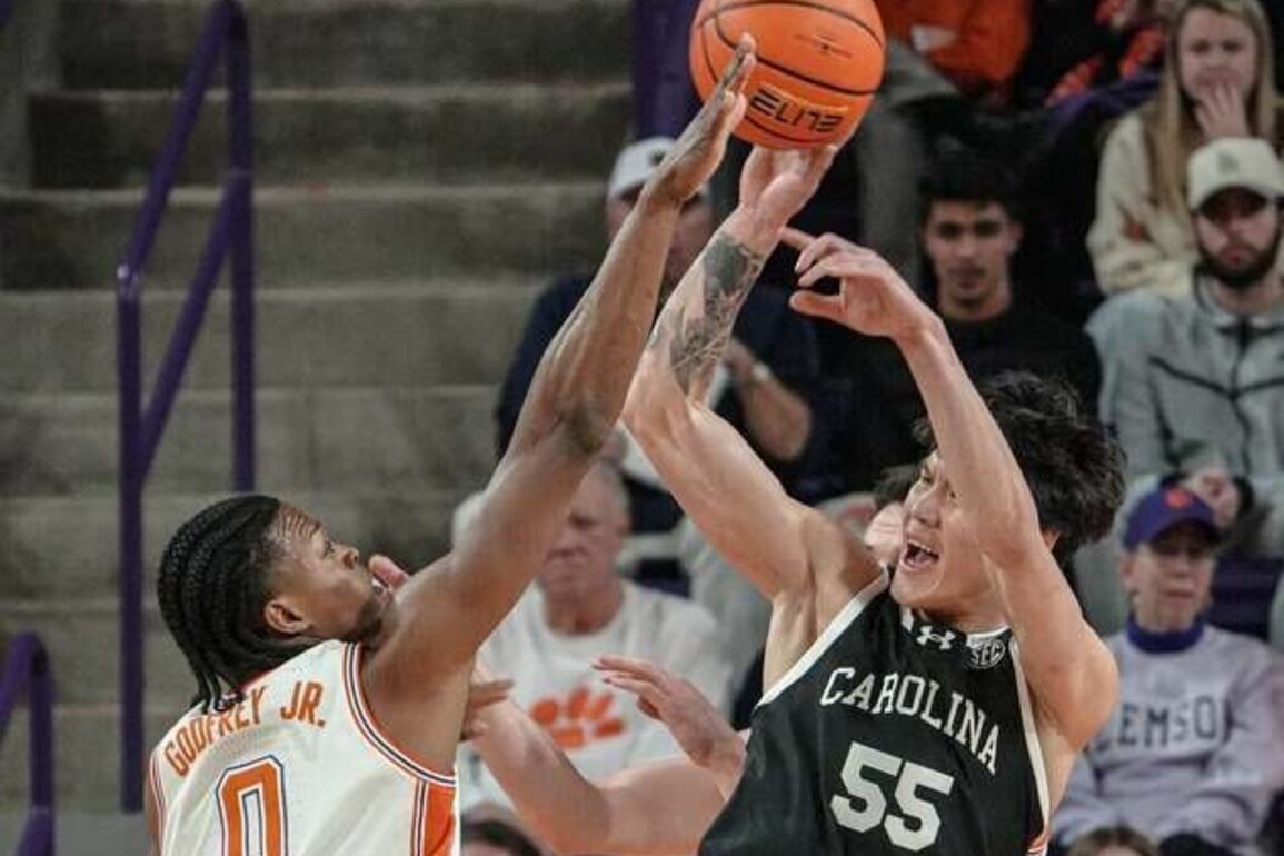 South Carolina looks to shore up offense vs. S.C. State