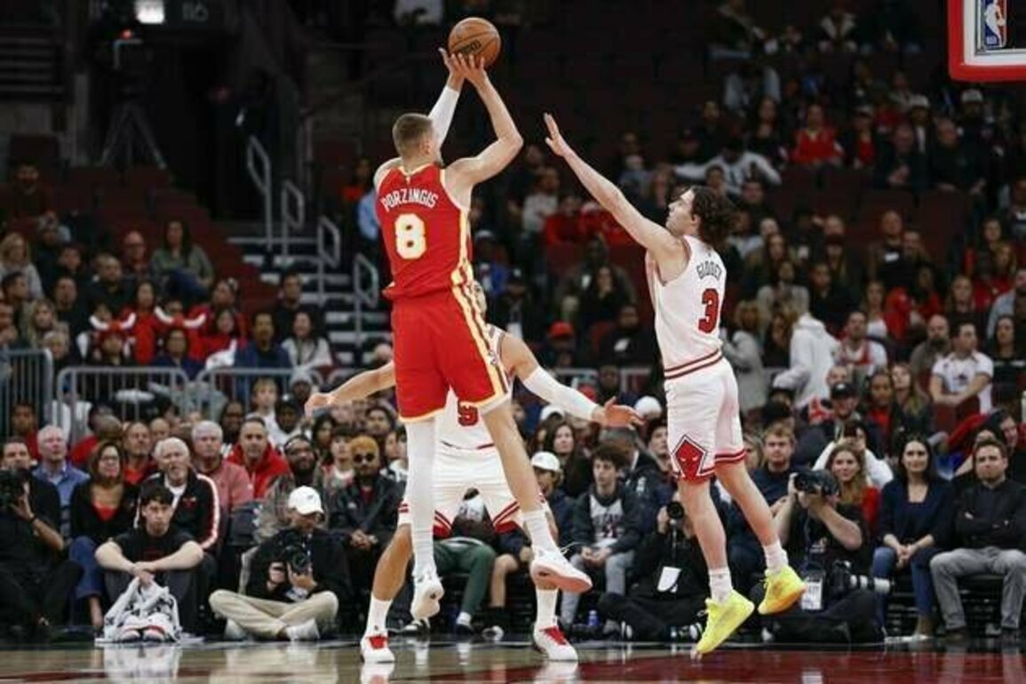 Bulls hold off Hawks to stay unbeaten to start season
