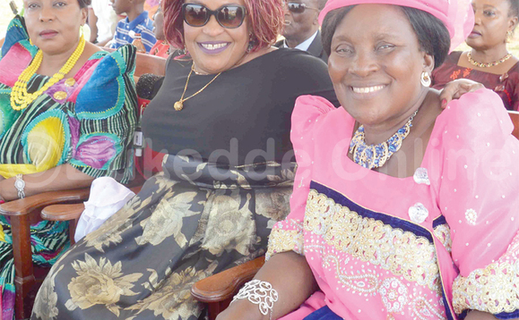 Nnaalinnya Tebattagwabwe ne Kyamulabi (wakati) mu Lubiri ku Lwomukaaga. Wano yabadde tannatabukira Katikkiro. Nnaalinnya Tebattagwabwe ne Kyamulabi (wakati) mu Lubiri ku Lwomukaaga. Wano yabadde tannatabukira Katikkiro.