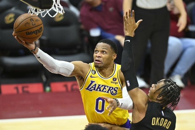 76ers, Lakers both looking to end recent slides