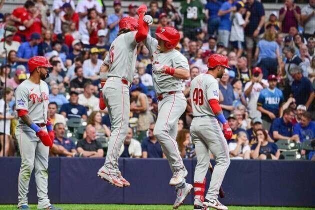 Phillies collect season-high 17 hits, edge Brewers