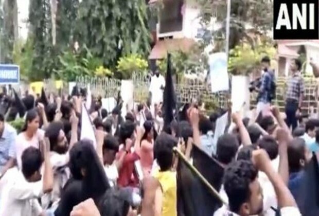 SFI raises black banners at Calicut University against Governor Arif Mohammed Khan