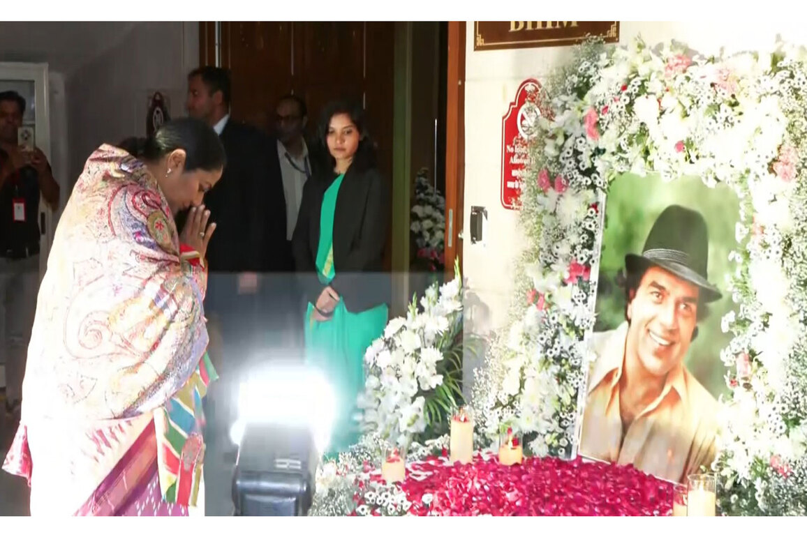 "Hum unhe sadion tak yaad rakhenge": Delhi CM Rekha Gupta pays heartfelt tribute to veteran actor Dharmendra at his prayer meet