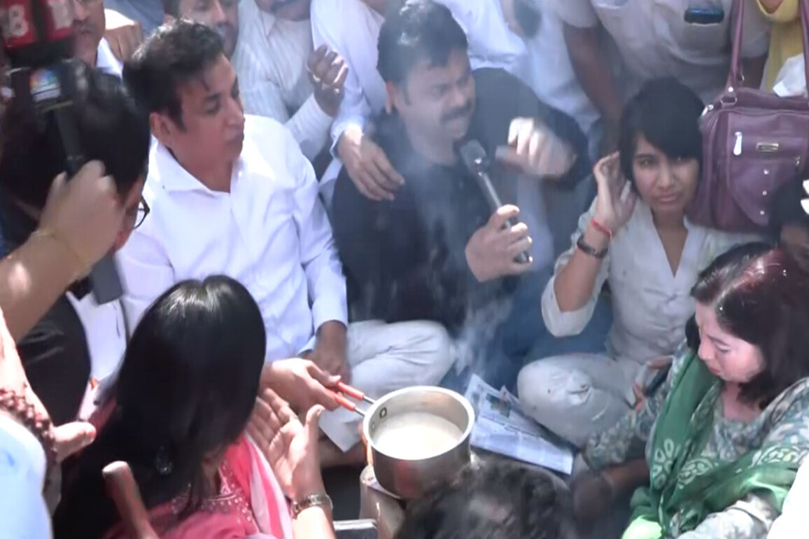 "Cylinder missing from every kitchen": Congress workers protest LPG shortage in Delhi