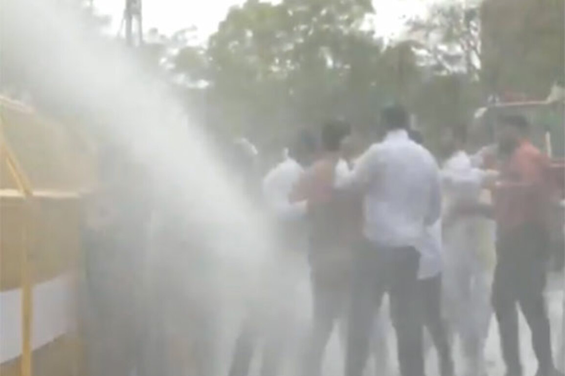 MP: Youth Congress protest against ED action in National Herald case in Bhopal, police use water cannons to disperse protestors