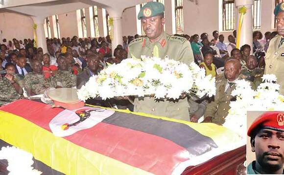 Gen. David Muhoozi ng’ateeka ekimuli ku ssanduuko omuli omulambo gwa Tinka. Mu katono bwabadde afaanana. Gen. David Muhoozi ng’ateeka ekimuli ku ssanduuko omuli omulambo gwa Tinka. Mu katono bwabadde afaanana.
